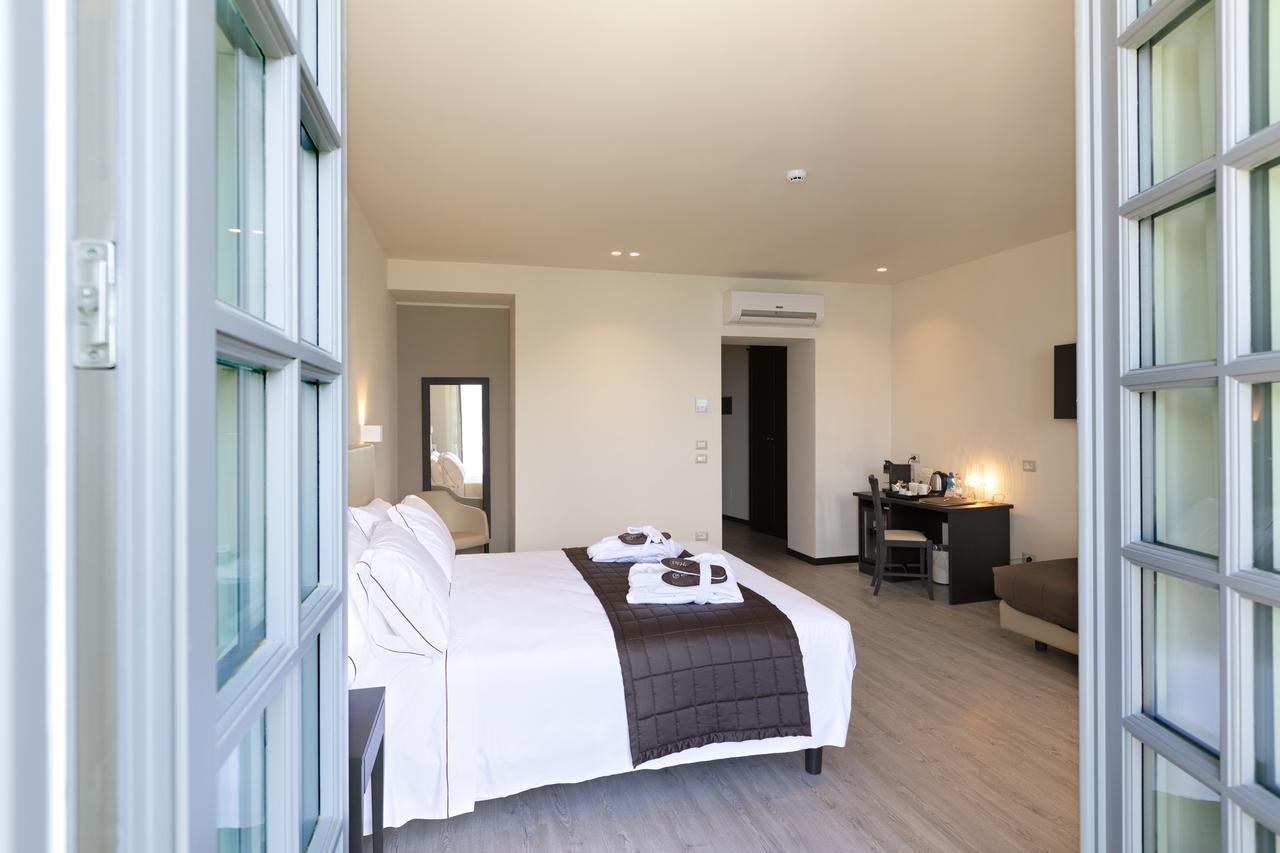 Hotel Villa Cipressi, By R Collection Hotels วาเรนนา ภายนอก รูปภาพ